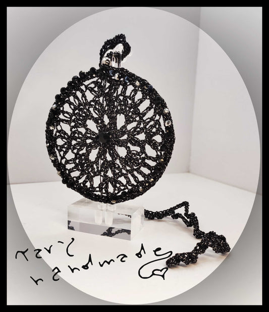 Ciondolo Mandala Crochet in filato Gioiello Nero/Argento